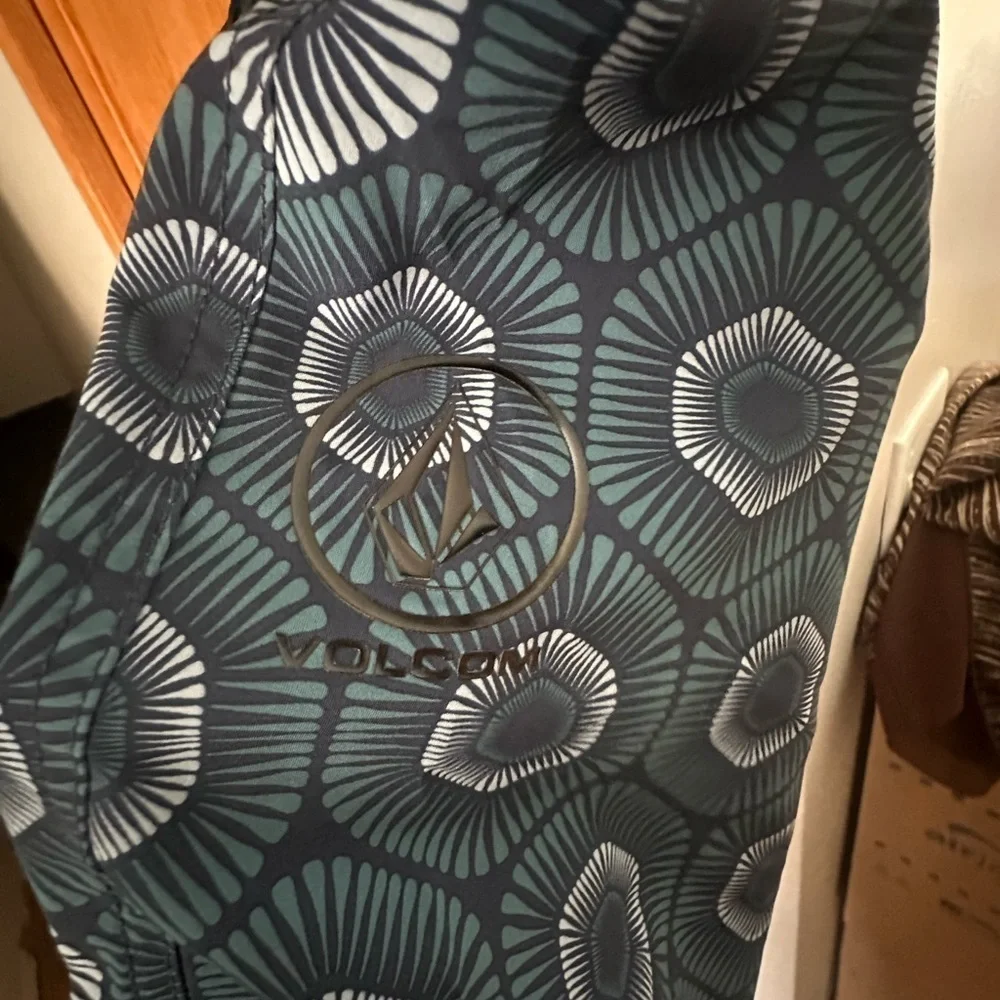 NWOT! Volcom Men's Blue Geometric Pattern Shorts
